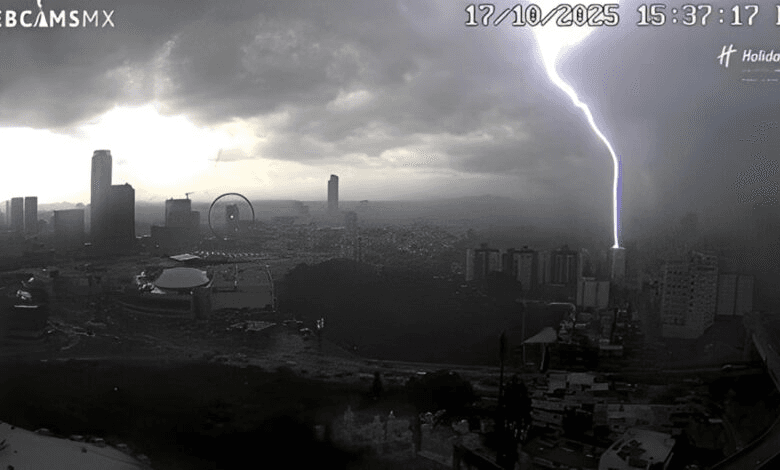 Postal del día: rayo impacta en edificio de Puebla