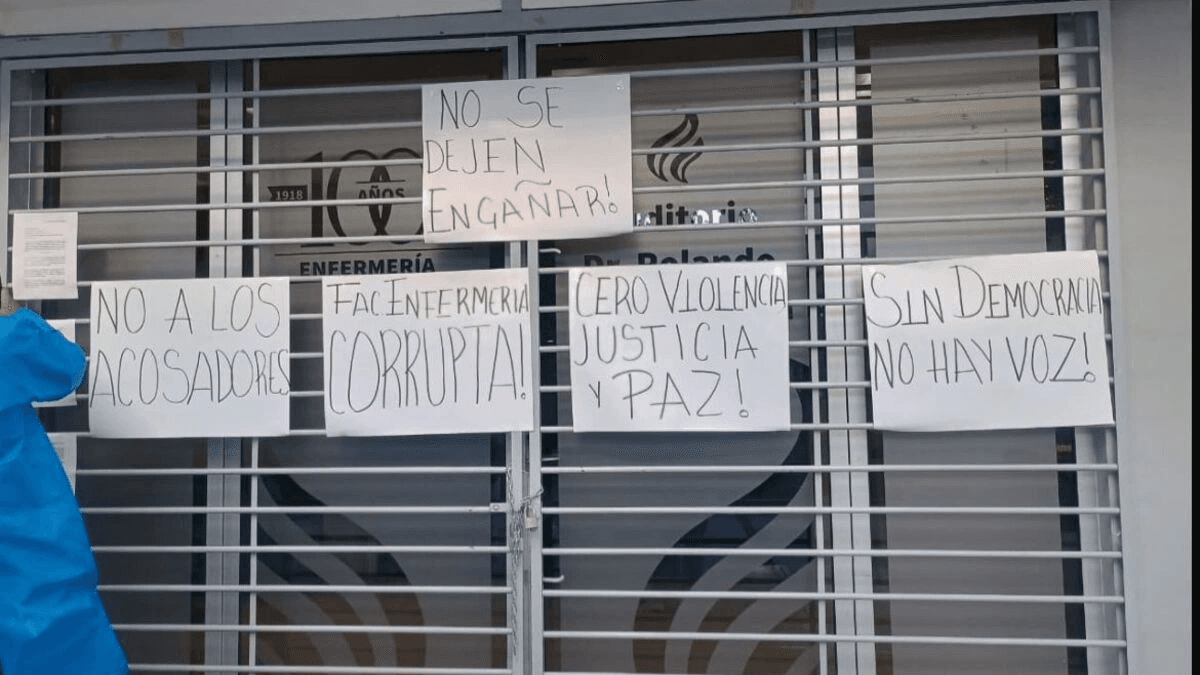 Se manifiestan estudiantes de Enfermería de la BUAP; estas son sus peticiones