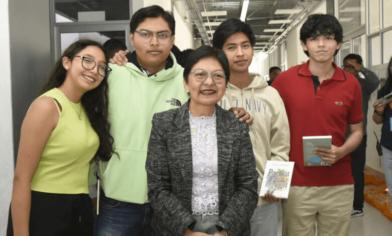 La Rectora Lilia Cedillo Ramírez hizo un recorrido para conocer las ofrendas que montaron los estudiantes