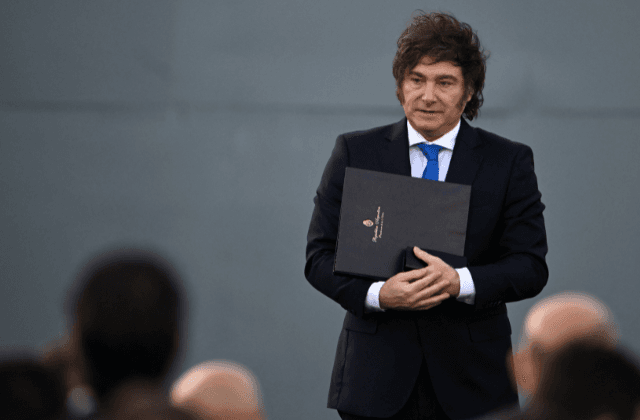 Javier Milei presenta su libro en medio de una crisis económica