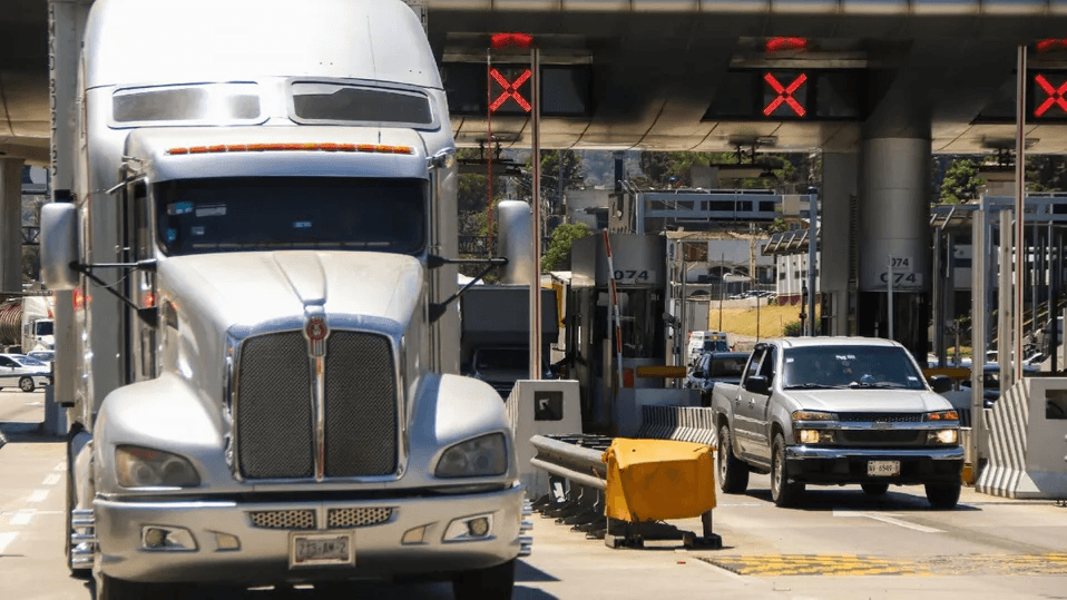 SICT autoriza al autotransporte federal circular sin placas ni engomado