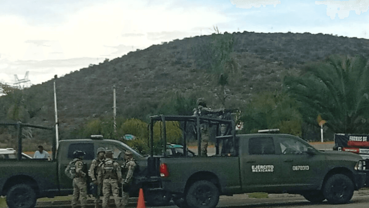 Choque entre tráiler y vehículo de la Sedena deja un elemento lesionado