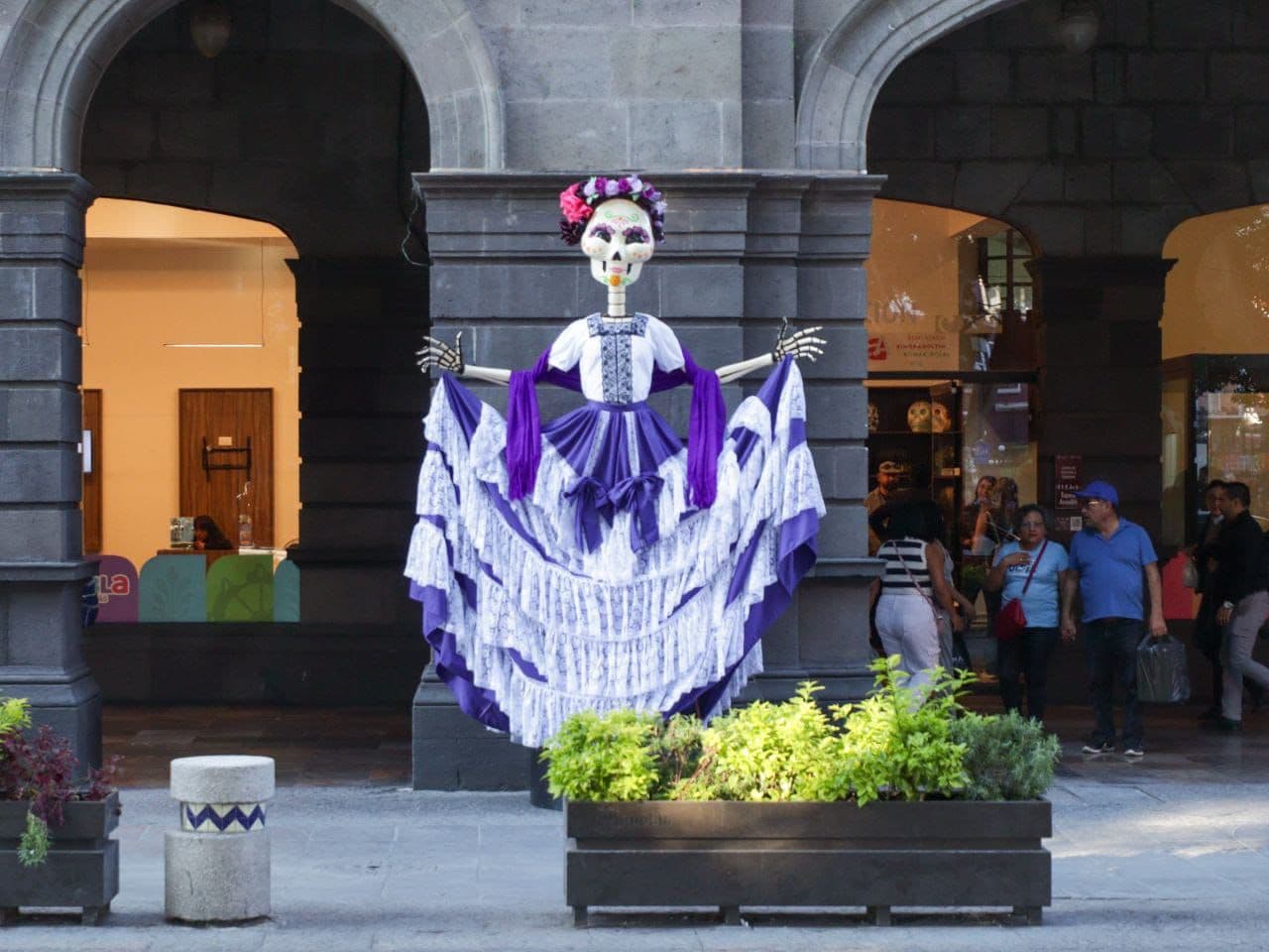 El Paseo de Flores y Catrinas enmarca la celebración del Día de Muertos en la capital