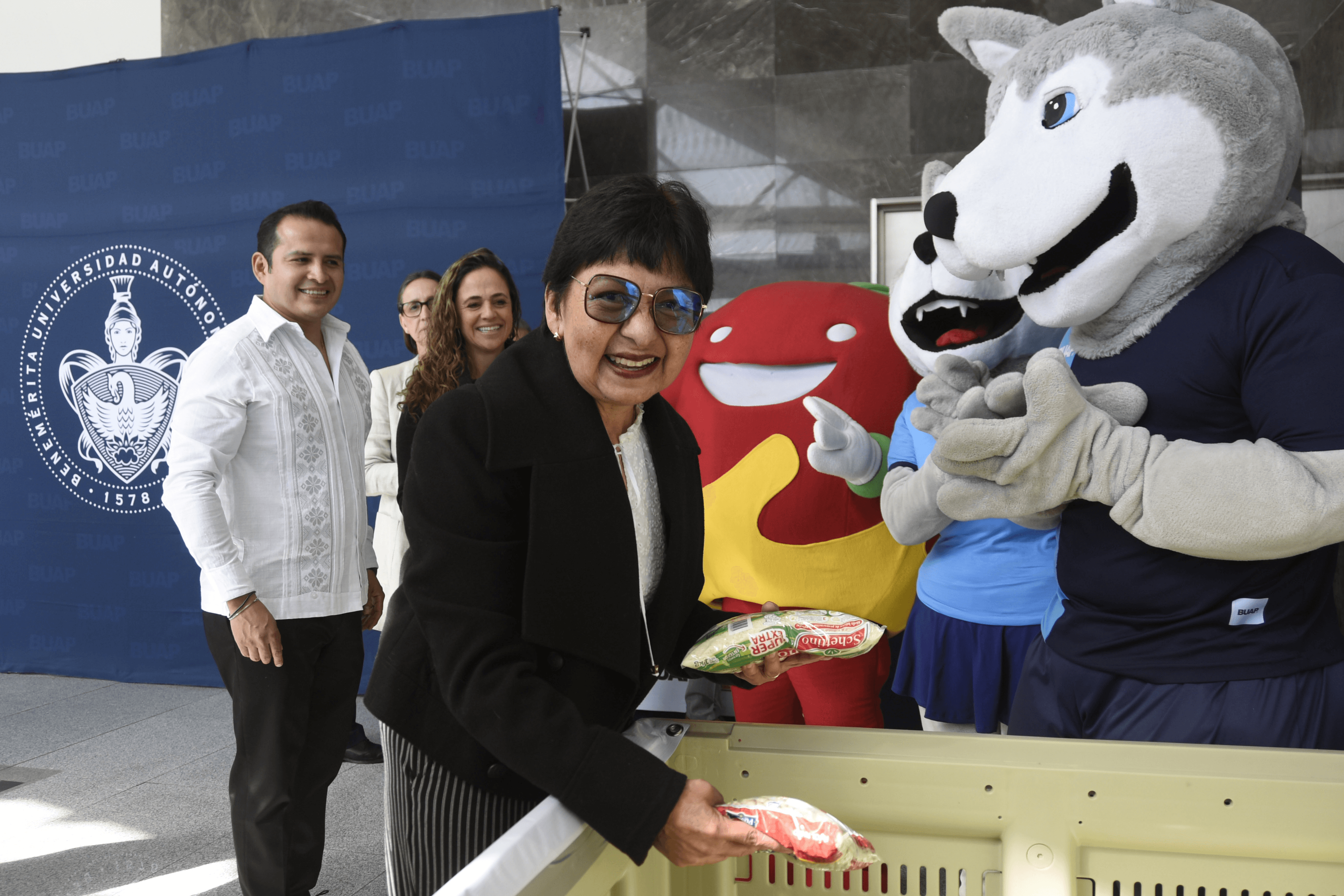 BUAP inicia campaña Échale los kilos, donación de arroz y frijol 2025