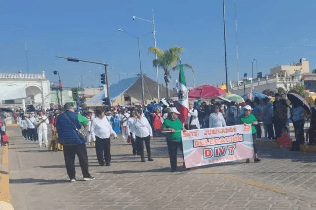 Acatlán vive uno de los desfiles más largos por aniversario de la Revolución