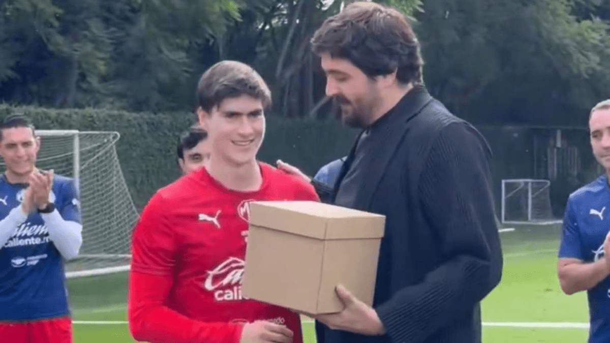 Amaury Vergara sorprende al ‘Hormiga’ González con regalo especial