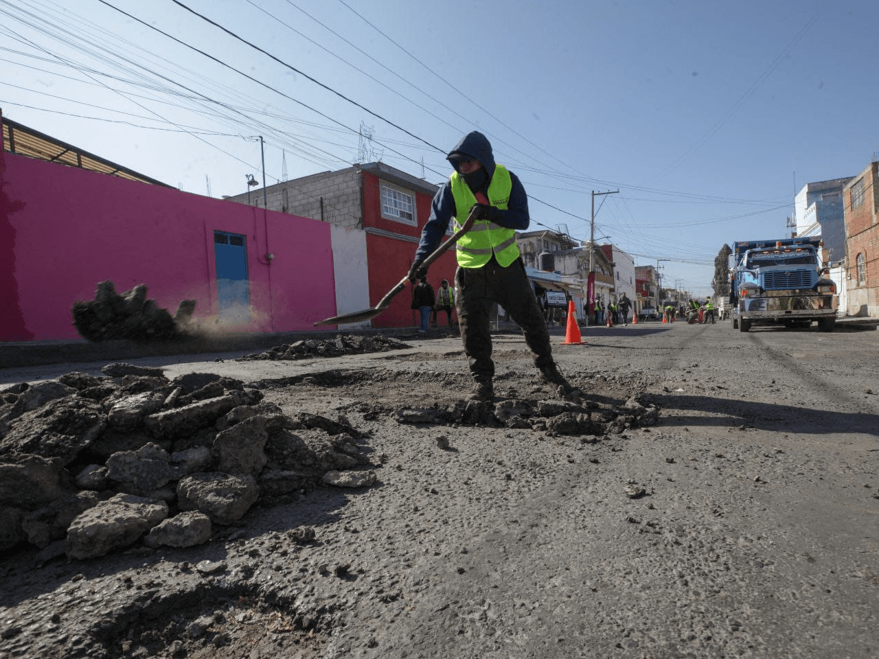 Con inversión histórica, Gobierno de la Ciudad atiende más de 200 mil baches en la capital