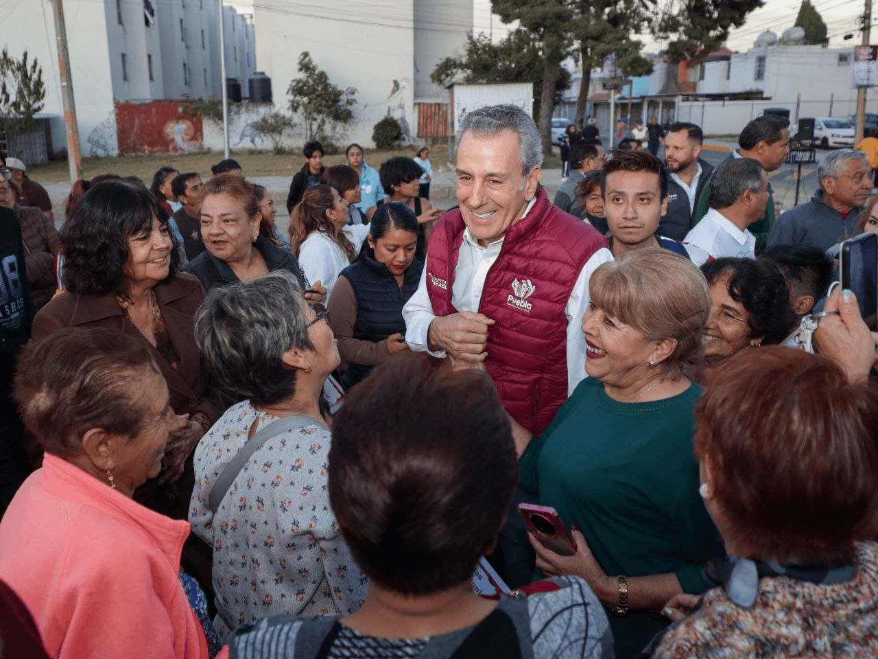Entrega Pepe Chedraui rehabilitación vial en la unidad habitacional Loma Bella