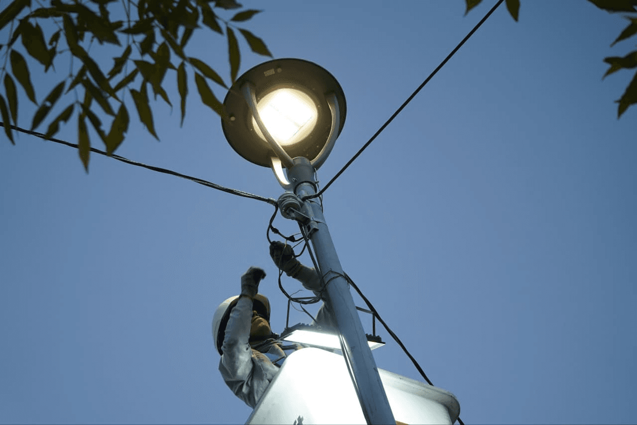 Fortalece Pepe Chedraui Senderos de Paz con alumbrado público LED en Geovillas del Sur