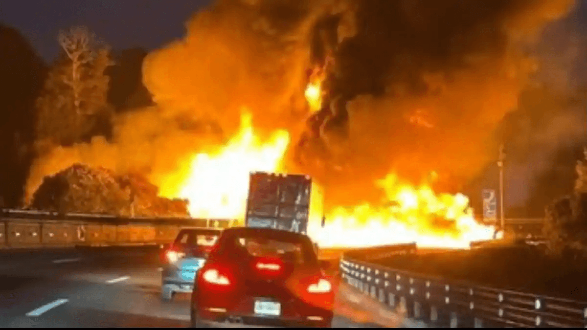 Explosión de pipa en la autopista México-Puebla bloquea el paso a la altura de Río Frío
