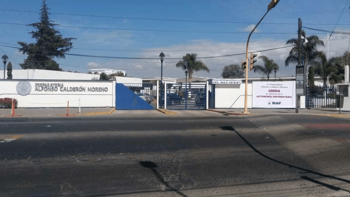 Alumnos de la prepa Calderón BUAP piden renuncia de directora reelecta