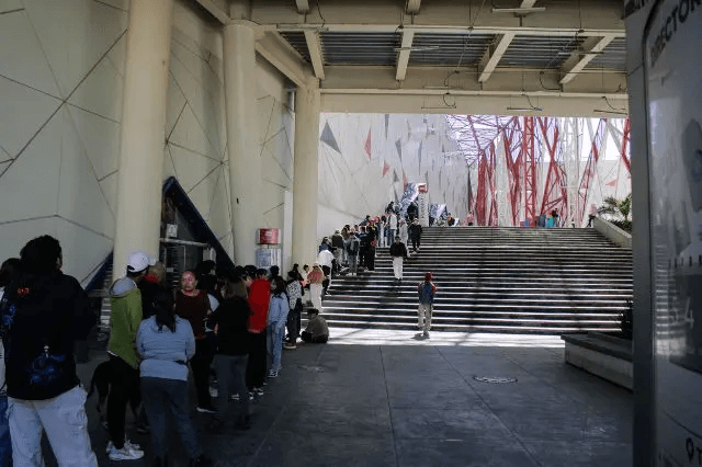 Poblanos hacen fila para conseguir boletos gratis del Dreamfields 2025