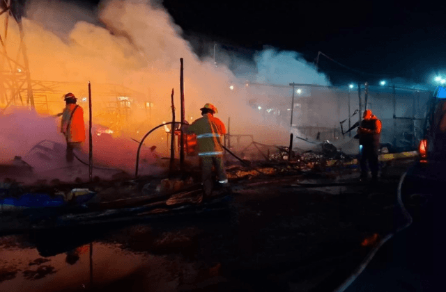Se controla incendio en la Central de Abasto de Huixcolotla
