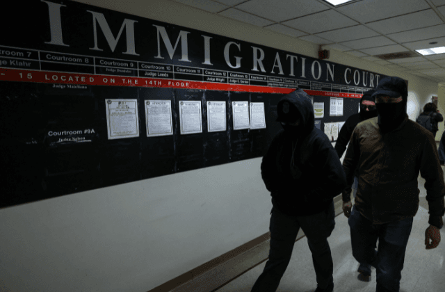 Otorgarán 3 mil dólares a migrantes si abandonan EEUU