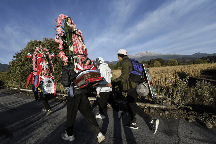 Peregrinos transitan sobre la autopista México-Puebla en Texmelucan