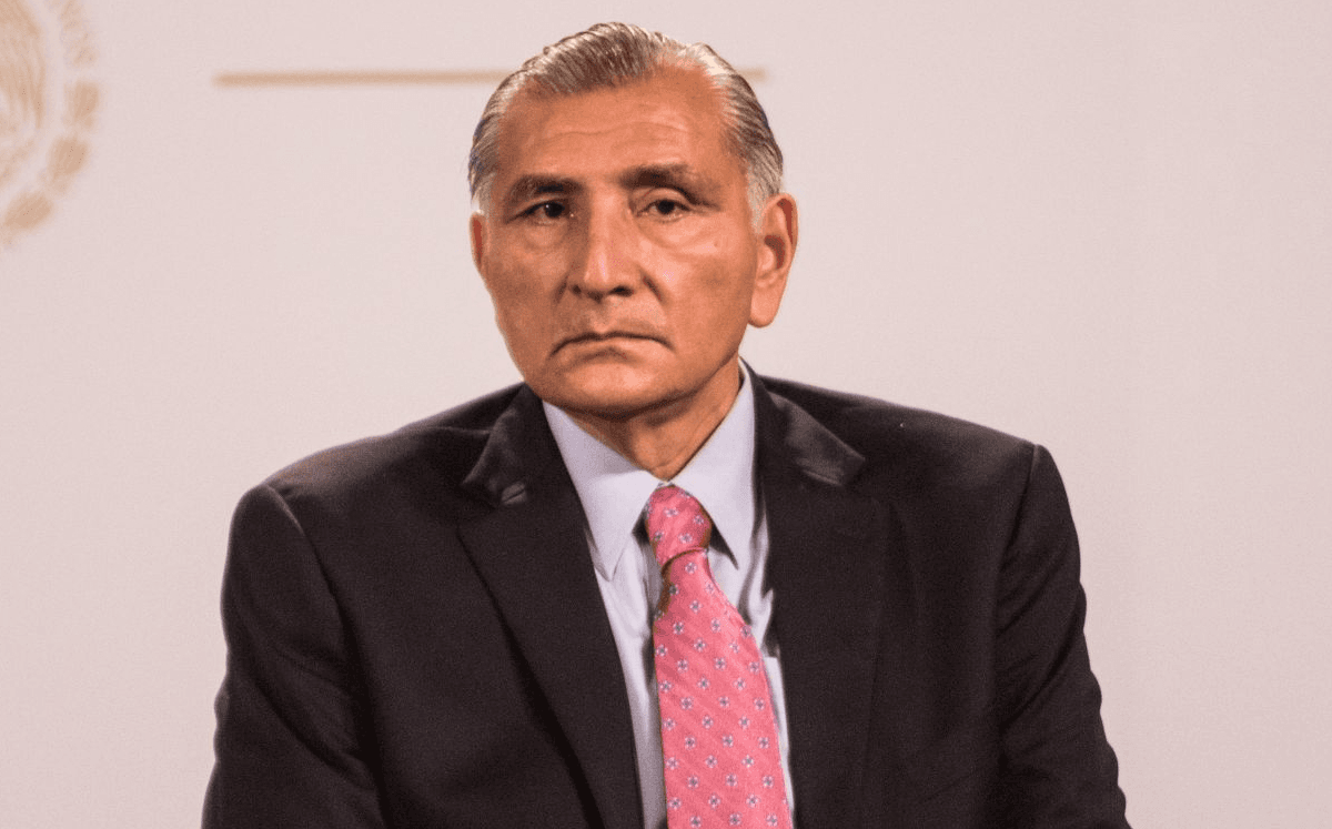 Adán Augusto regala 17 mil libros de AMLO en el Senado