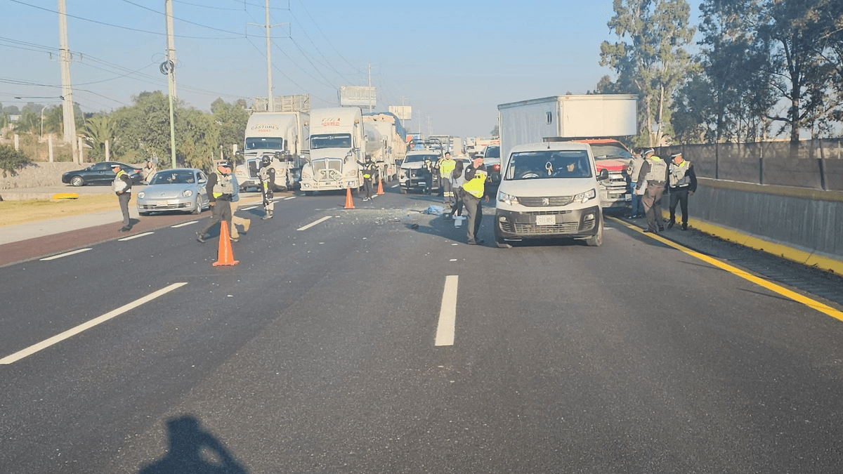 Conductor queda prensado durante carambola en la México-Puebla