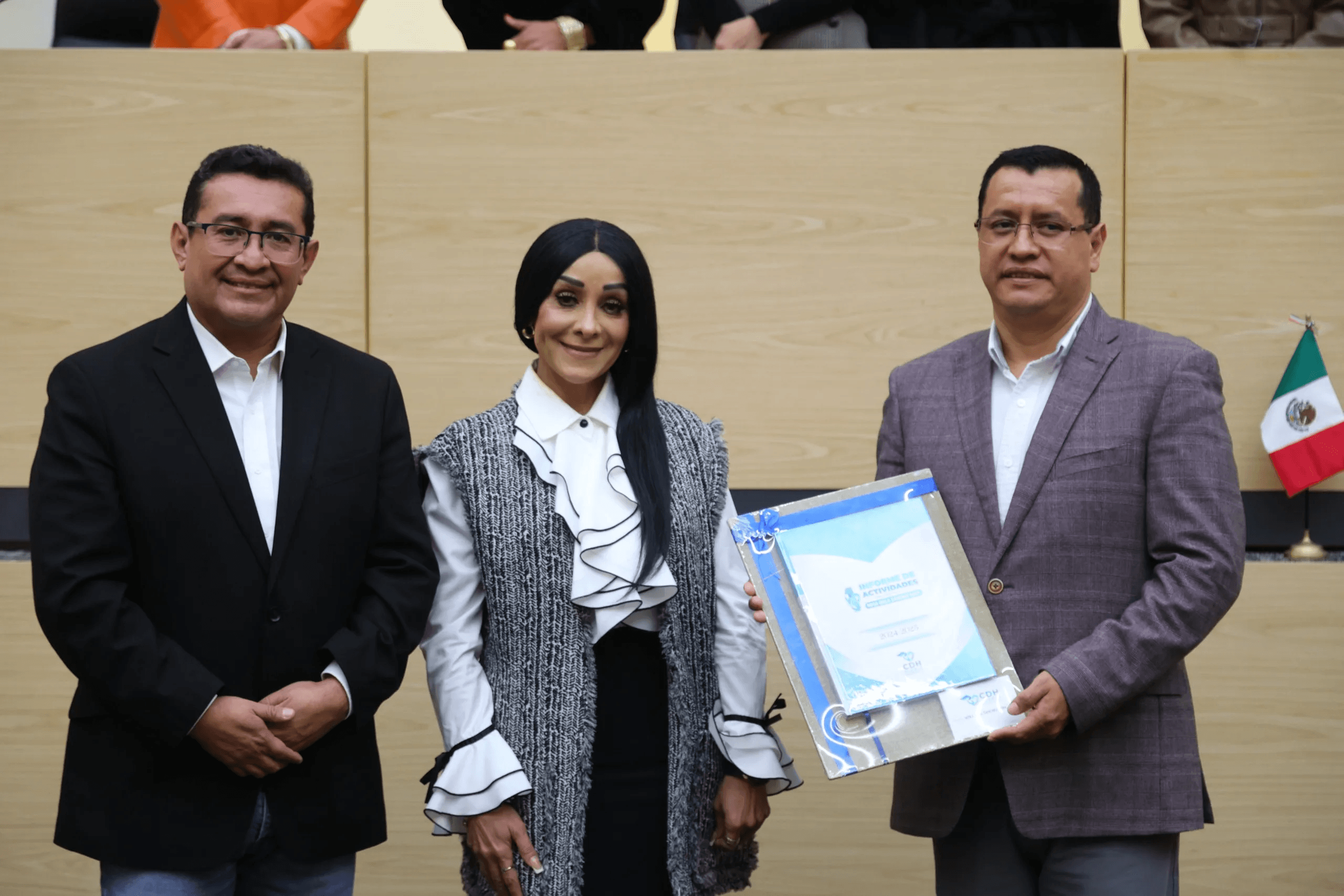 Rosa Isela Sánchez entrega informe en el Congreso y evita responder a legisladores