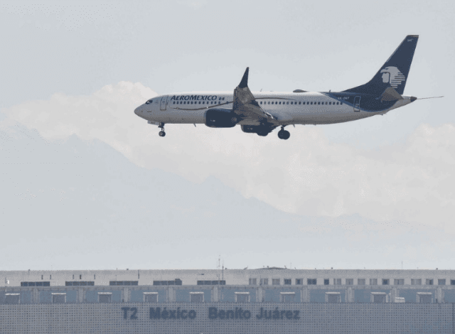 Caos en el AICM: despido desata encierro en avión y cancela vuelo