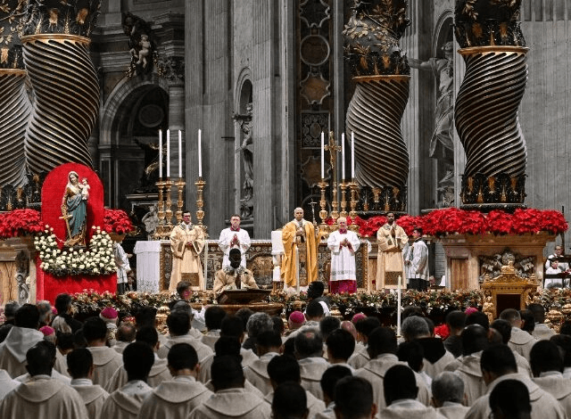 Celebra el papa su primera misa de Navidad en el Vaticano