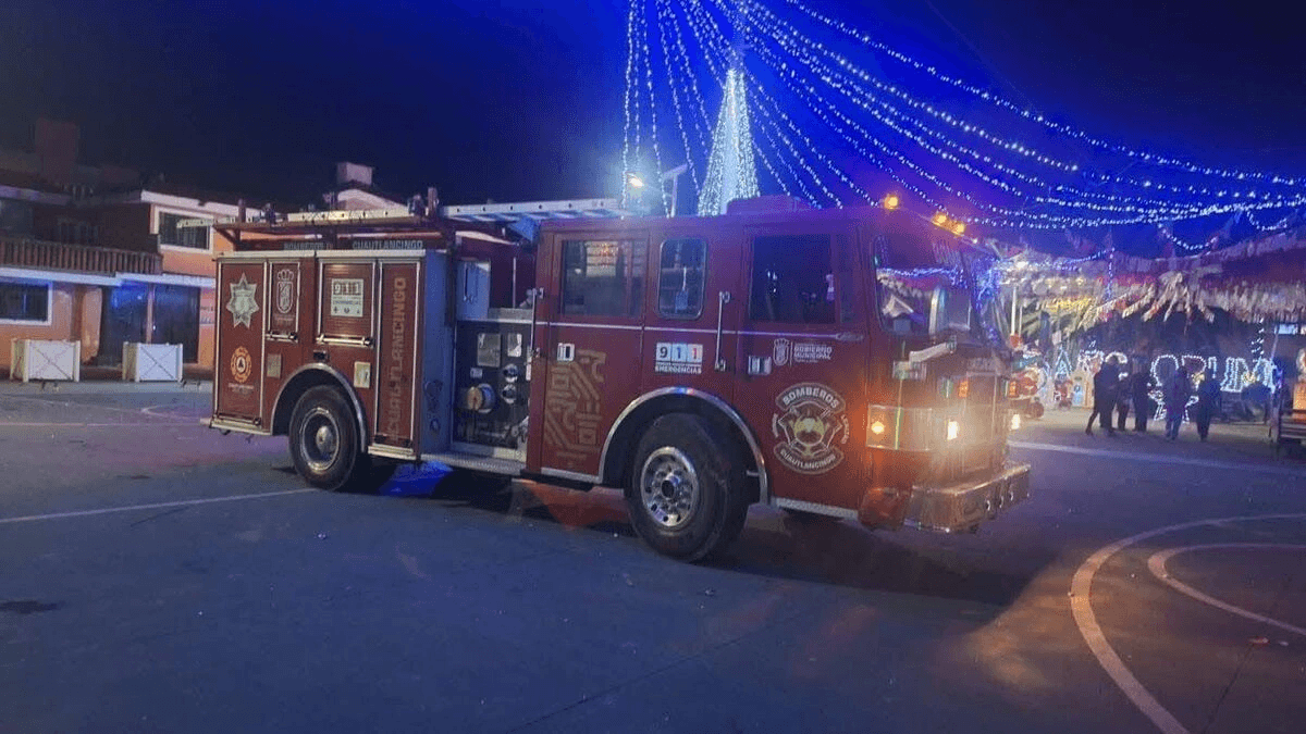 Niños incendian árbol de Navidad en la explanada de Sanctórum en Cuautlancingo