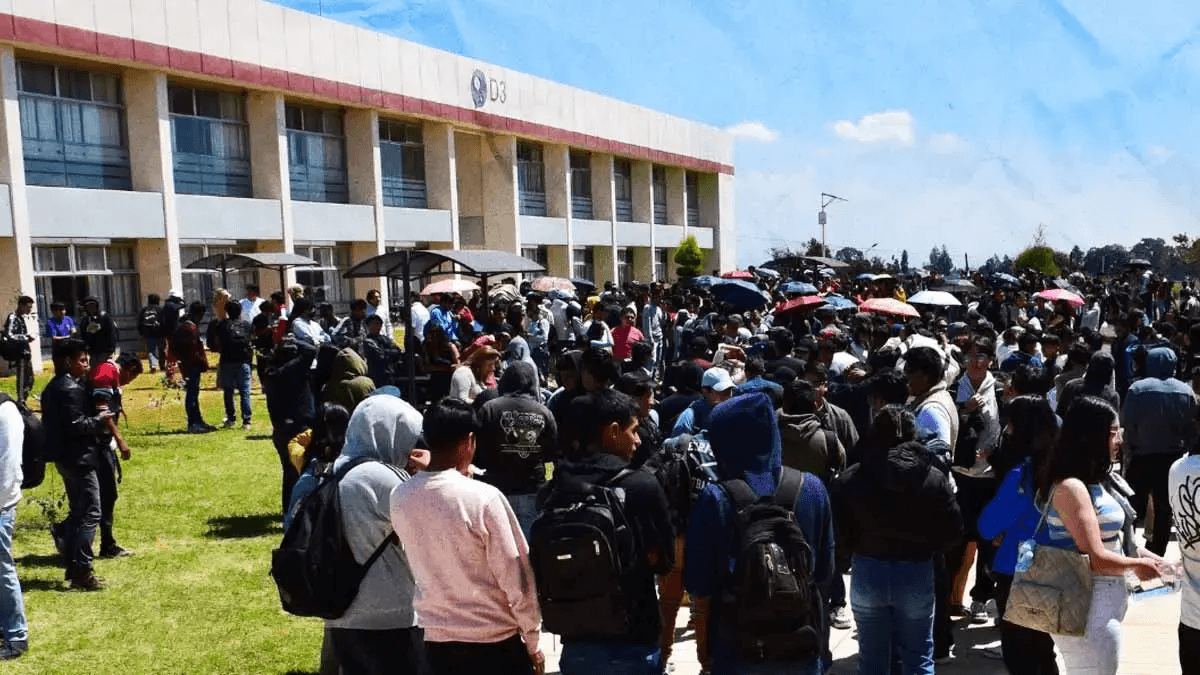 Baja 20% egresados de universidades en Puebla en un año