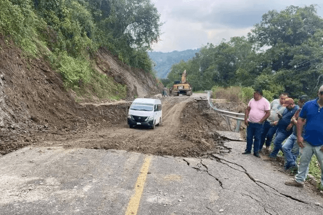 Tras más de 24 horas reabren carretera Papaloctipan–Tlaxco tras deslave