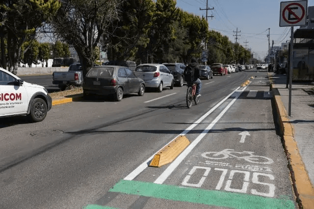 Estrenan ciclopista de la Recta a Cholula… pero vecinos no la respetan