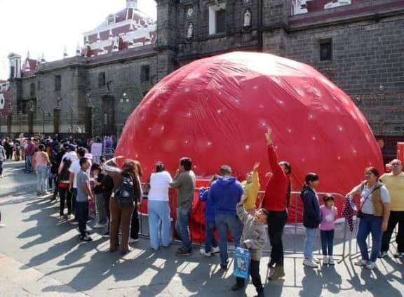 Familias poblanas visitan el domo sensorial “Sintamos la Navidad”