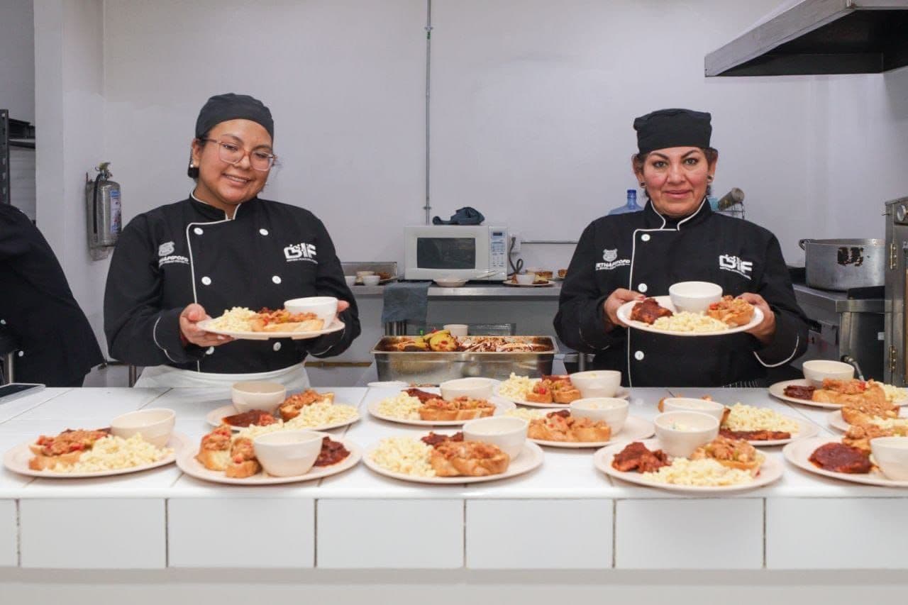 Pepe Chedraui y MariElise Budib encabezan convivencia navideña en el Dormitorio Municipal