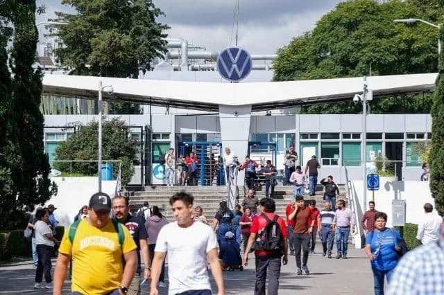 Trabajadores de Volkswagen acusan descuentos durante paros técnicos