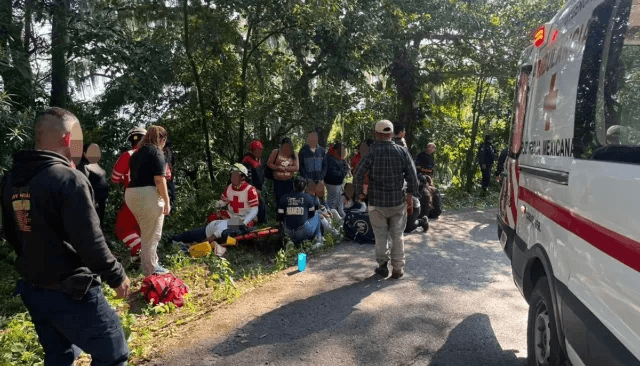 Cae autobús con estudiantes a barranco en Veracruz: hay 20 heridos