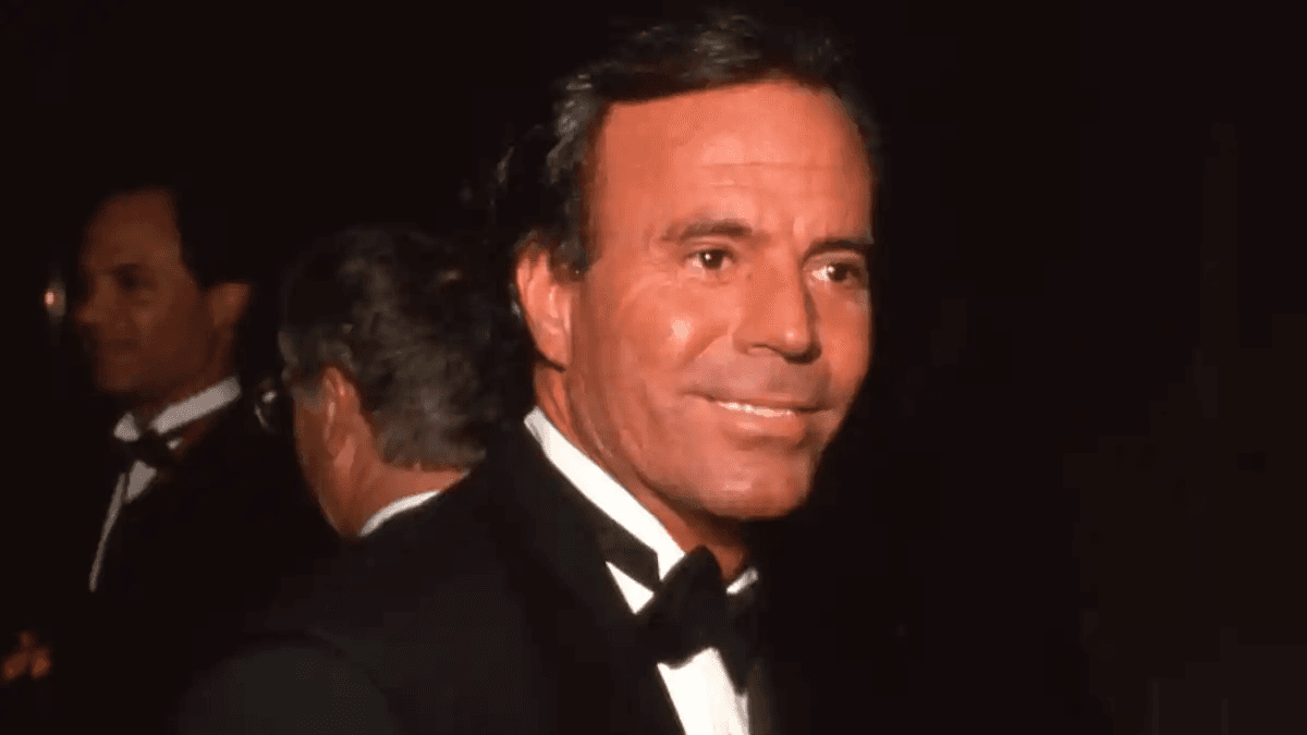 Julio Iglesias responde públicamente ante acusaciones de agresión sexual en su contra