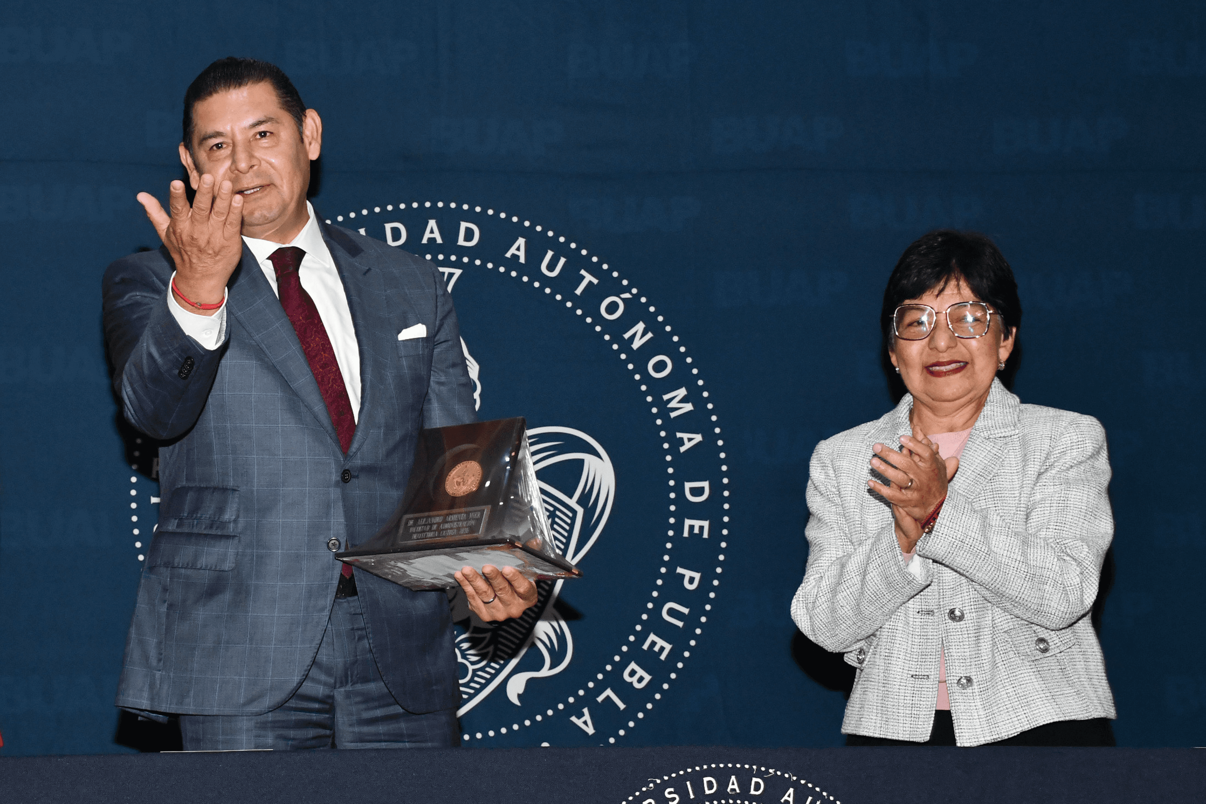 Distingue BUAP como exalumno destacado al gobernador Alejandro Armenta