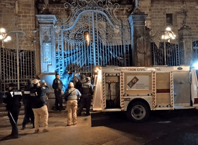 Arquidiócesis lamenta incendio vandálico en Catedral de Puebla