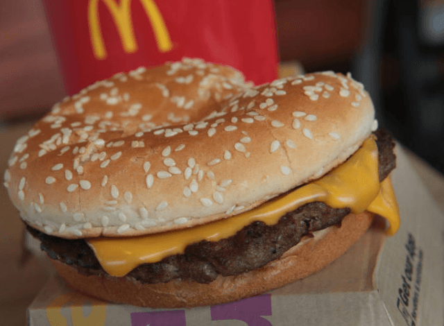 Prohíbe Gran Bretaña anuncios de comida chatarra para combatir la obesidad infantil