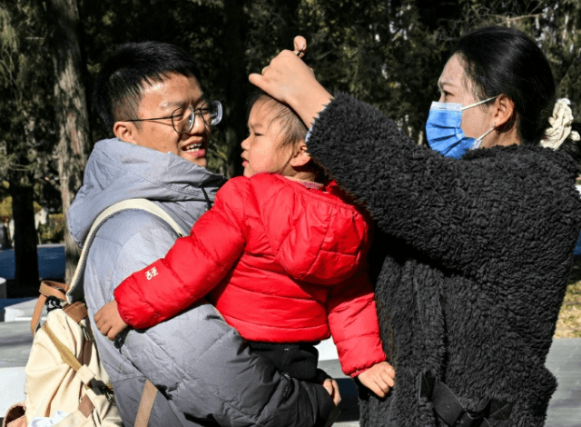 Jóvenes en China optan por no tener hijos ante la caída de la natalidad