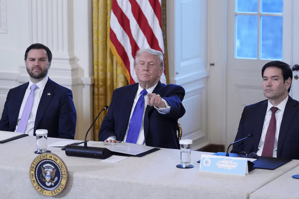 Trump advierte que Cuba dejará de recibir petróleo y dinero de Venezuela