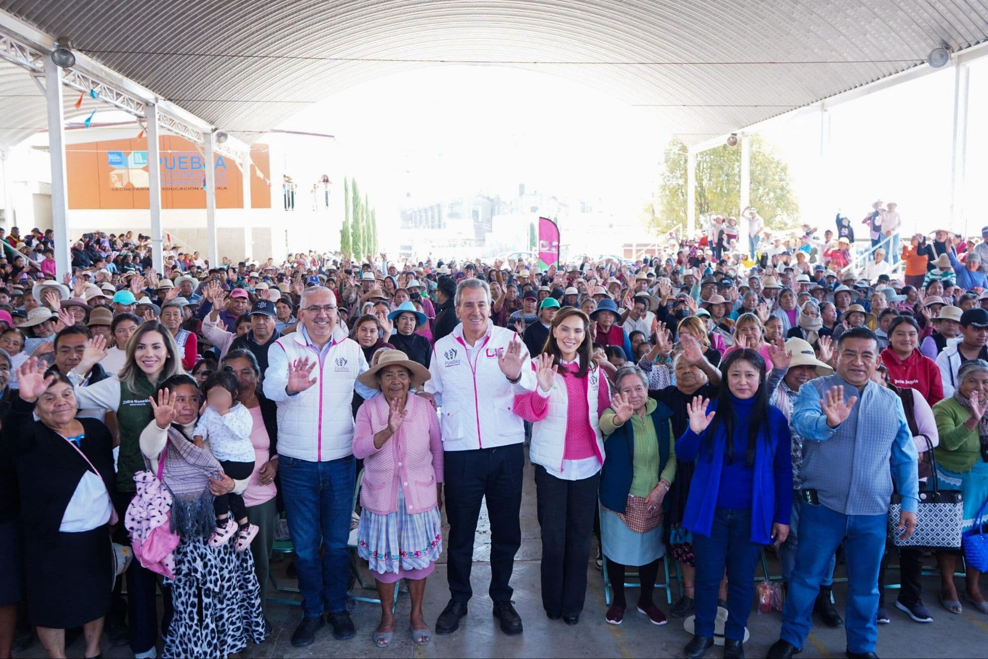 Entregan Pepe Chedraui y MariElise Budib cobertores en San Miguel Canoa